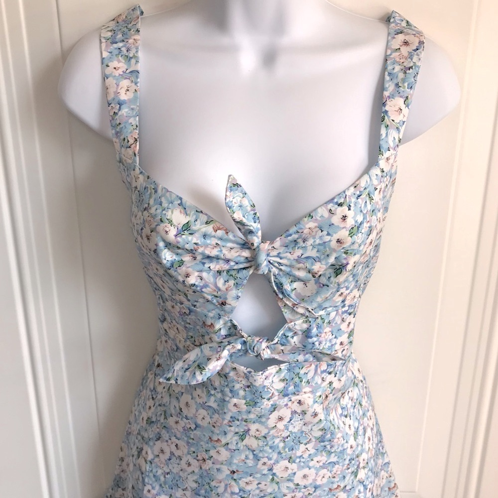 ZAFUL Brand Blue Ditsy Floral Sleeveless Peekaboo Ruffle Hem Dress size 8 in EUC - Picture 3 of 15